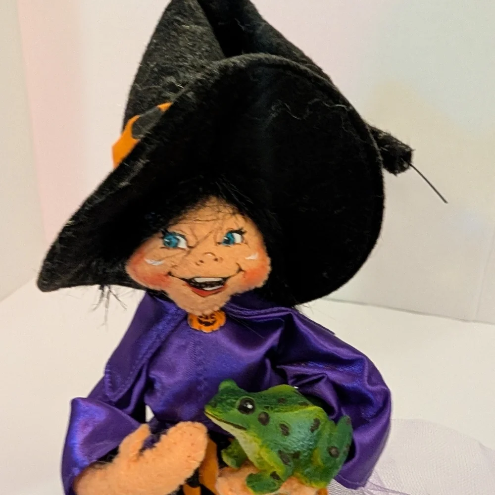 Annalee 2010 75th Anniversary Halloween Witch Figurine with Frog - 10.5